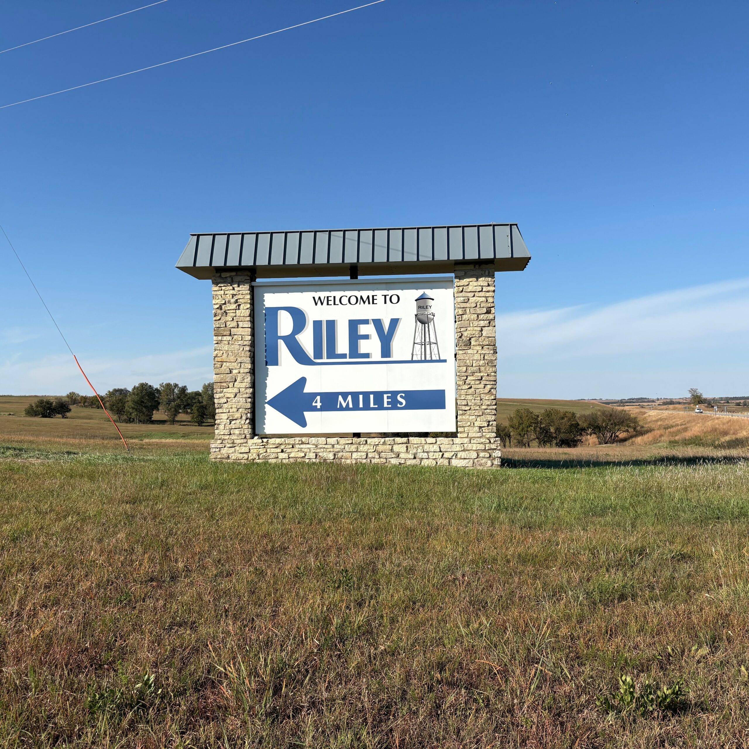 Sign saying Welcome to Riley 4 miles.